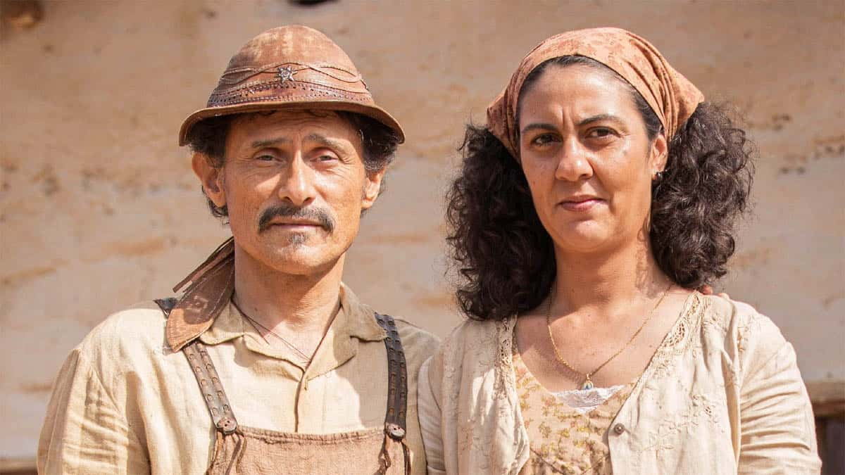 Timbó (Enrique Diaz) ao lado de Tereza (Clarissa Pinheiro) em Mar do Sertão