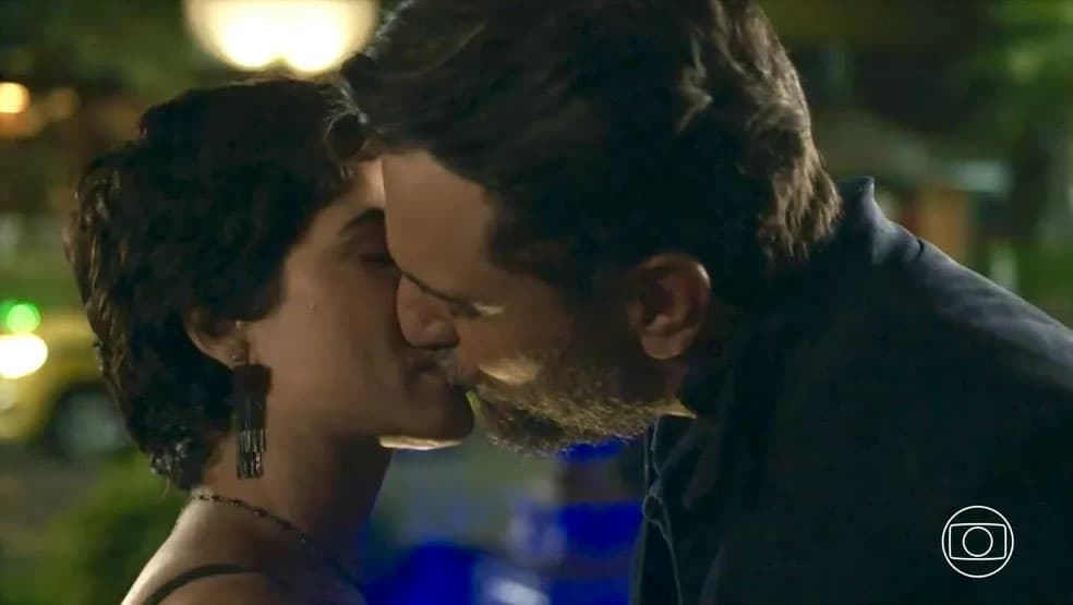 Beijo entre Leonor e Moretti em cena da novela Travessia que foi ao ar em 15 de novembro de 2022, na TV Globo.