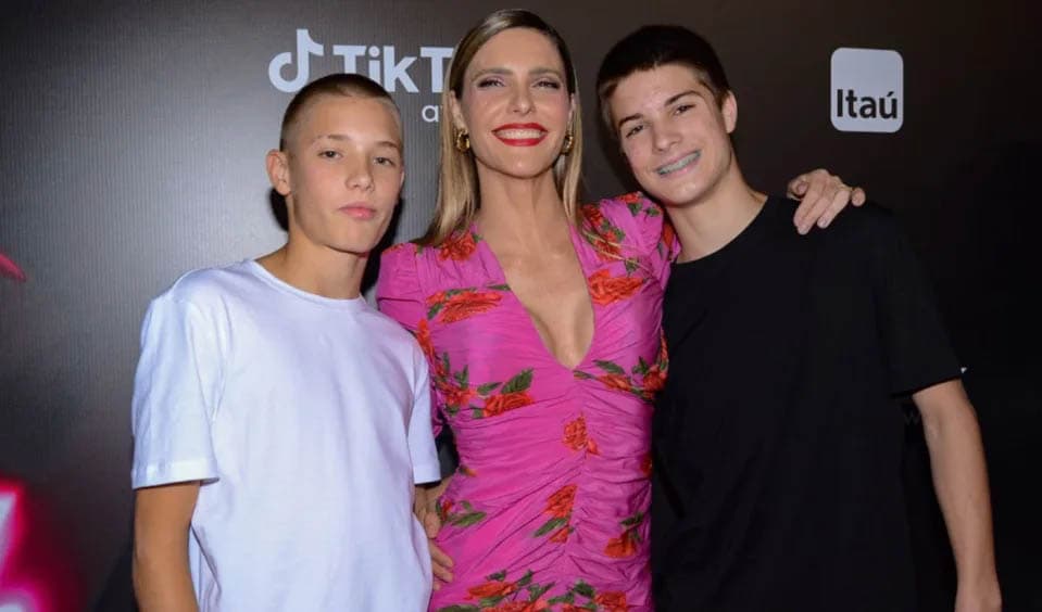 Fernanda Lima abraçada com os filhos gêmeos João e Francisco, de 14 anos na premiação TikTok Awards.