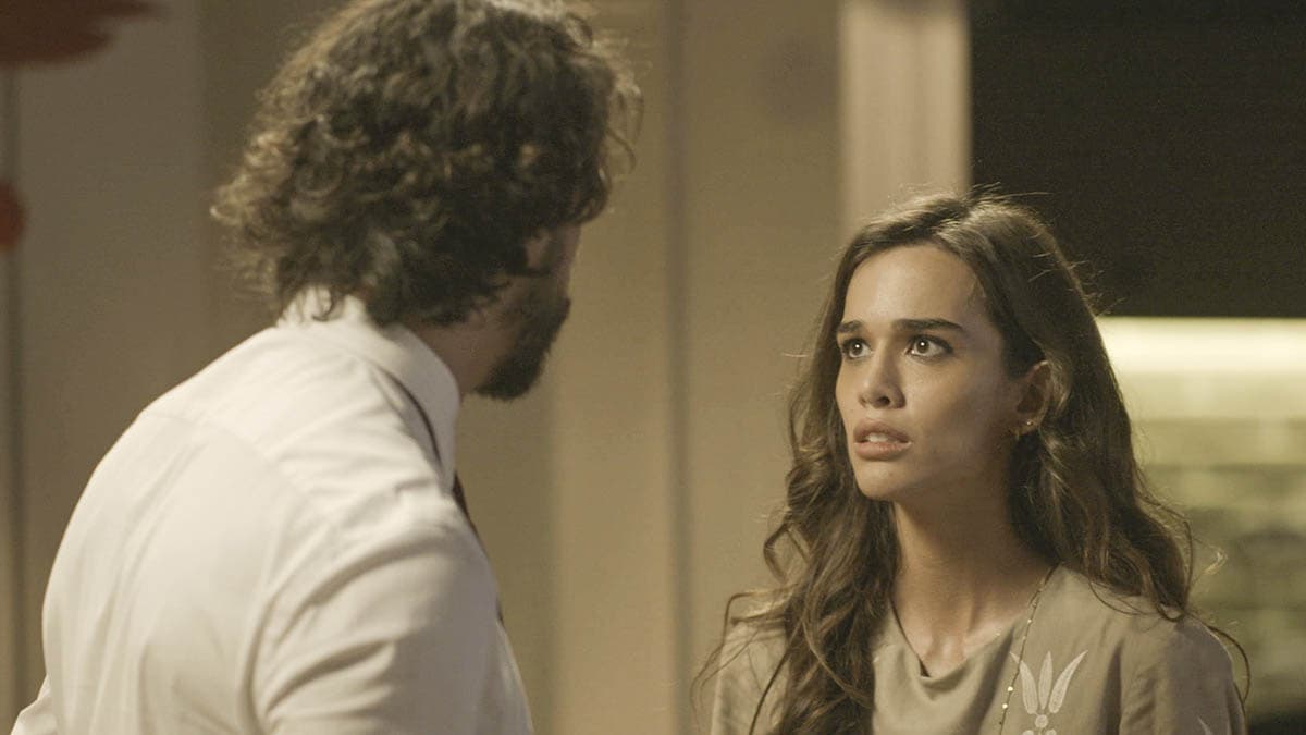 Maruan, de costas, conversando com Labibe em cena da novela Mar do Sertão