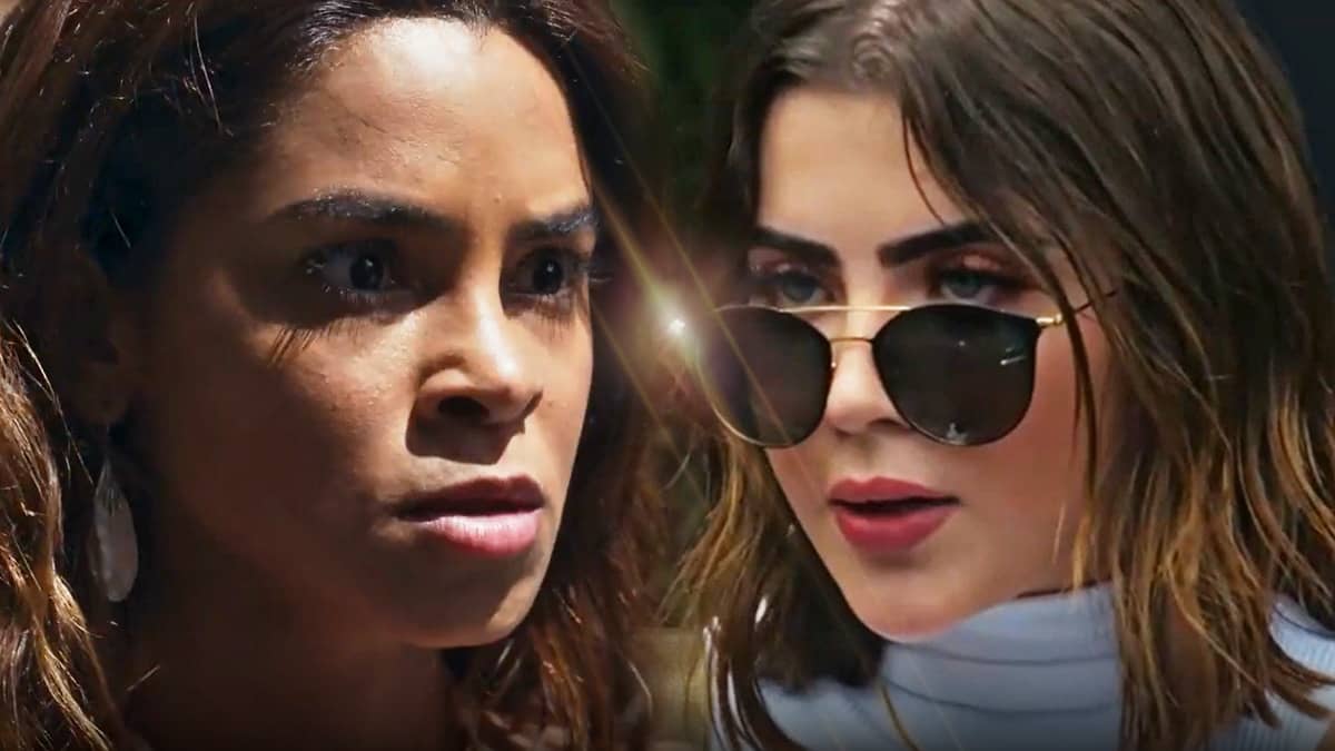 Imagem focada nos rostos de Brisa (à esquerda) e Chiara (à direita) na novela Travessia.