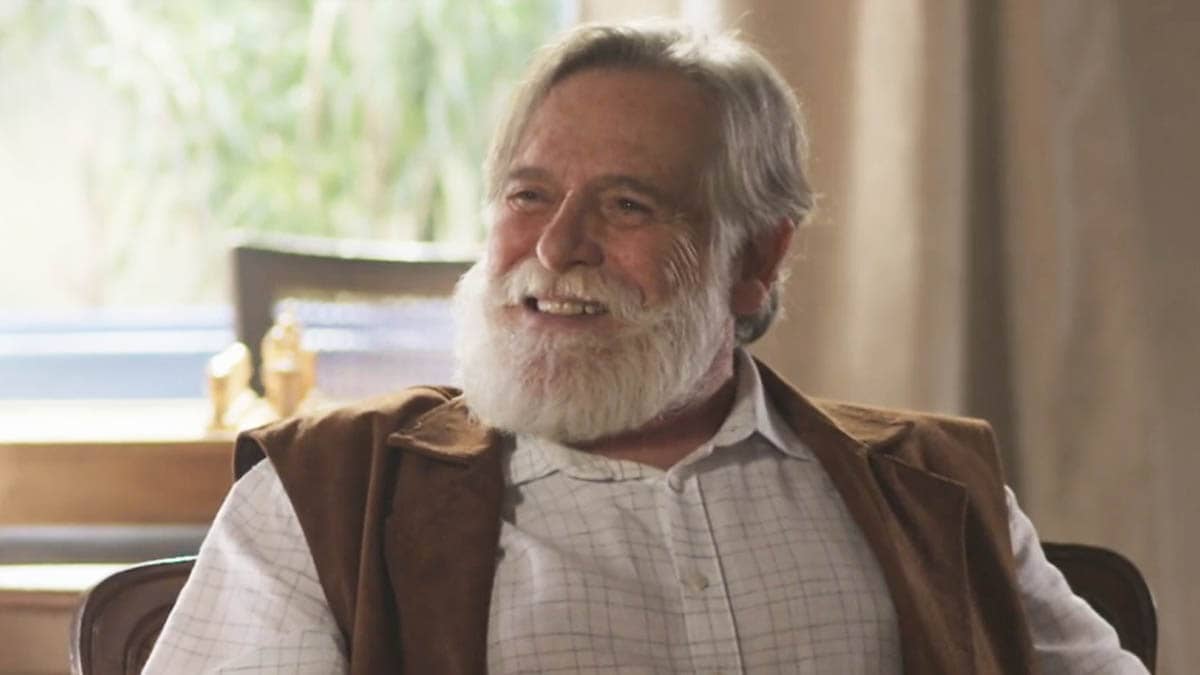 Coronel Tertúlio, com uma camisa social branca e um colete de couro por cima. Na cena da novela Mar do Sertão, ele aparece sorrindo.