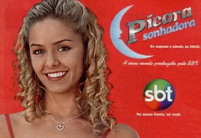 Banner da novela Pícara Sonhadora, com Bianca Rinaldi em destaque, à esquerda, e o logo da novela, à direita, com o logo do SBT no canto inferior direito. O fundo da imagem é vermelho.