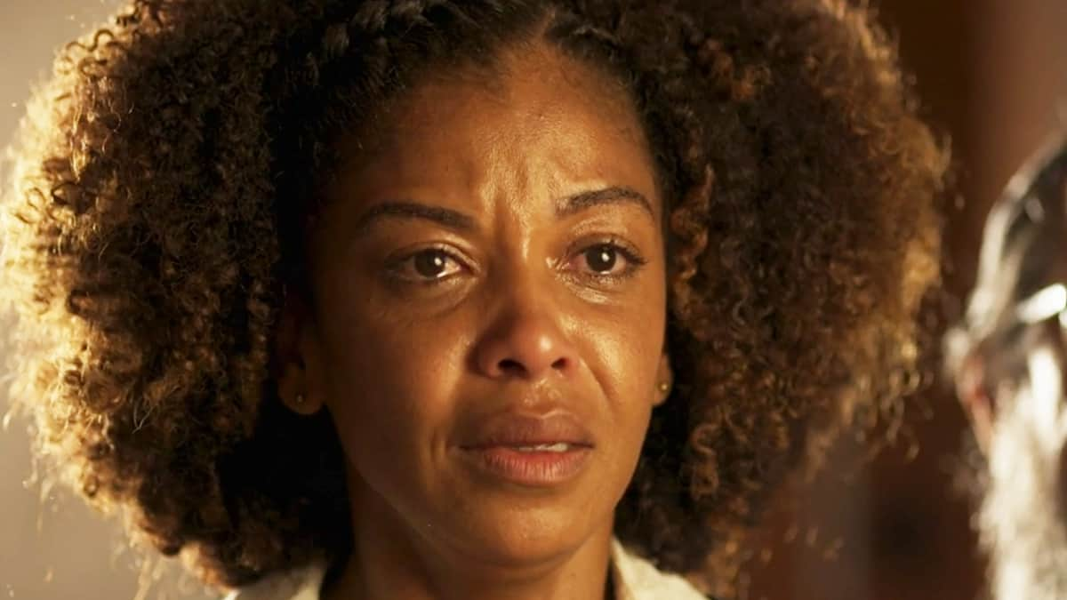 Dagmar chorando, com olhar impactante, na novela Mar do Sertão