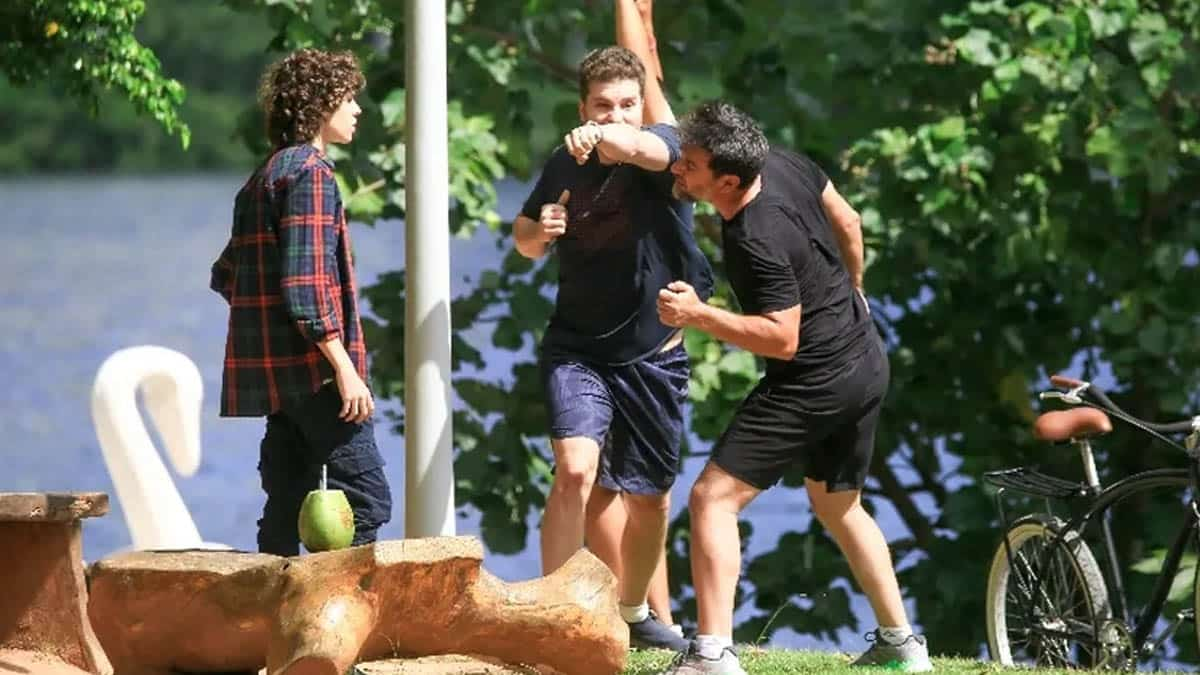 Caíque dando um soco em Moretti durante um passeio na lagoa com Rudá, na novela Travessia.