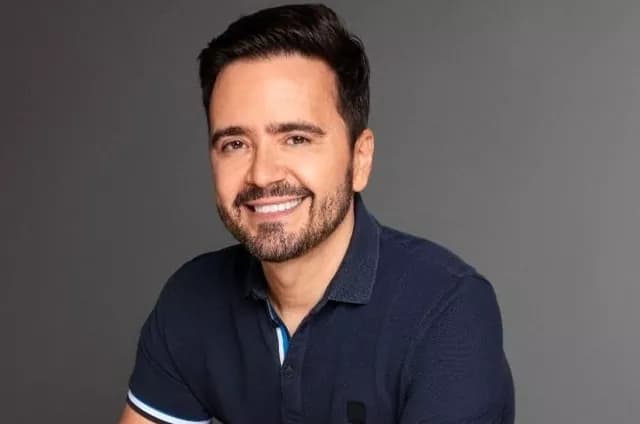 O autor Daniel Ortiz sorrindo para foto