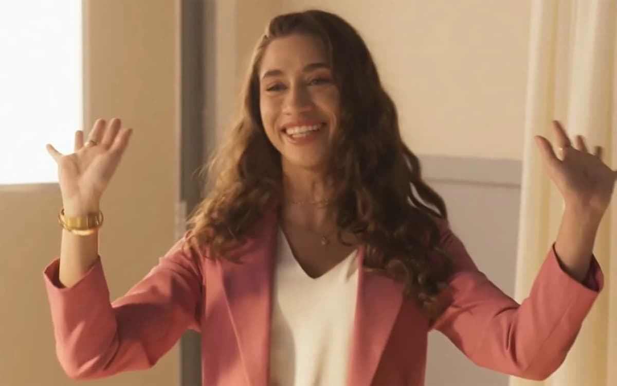 Jessilane, personagem de Giovana Figueiredo, sorrindo e com os braços abertos, em cena da novela Mar do Sertão