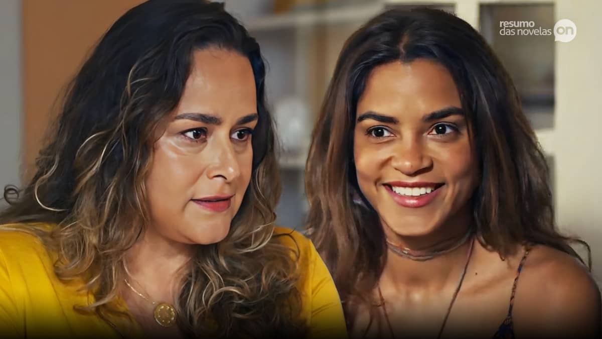 Juliana, com uma blusa amarela, à esquerda, olhando para Brisa, que está sorrindo, à direita, na novela Travessia.