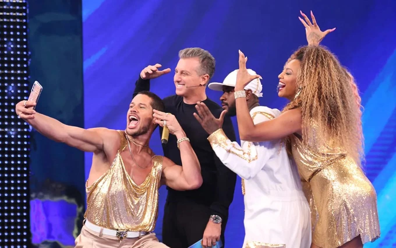 Lui Lorenzo e sua turma no palco do Domingão com Huck