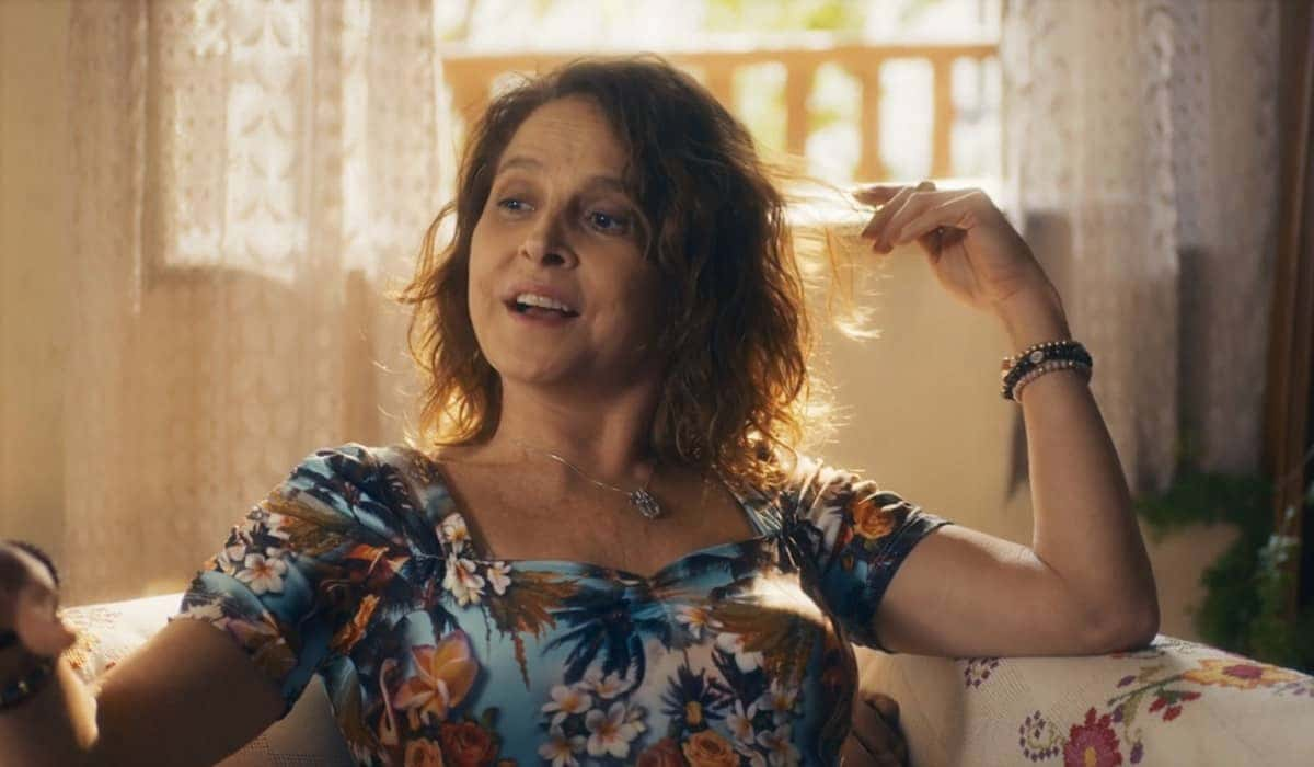 Núbia, personagem de Drica Moraes, em cena da novela Travessia