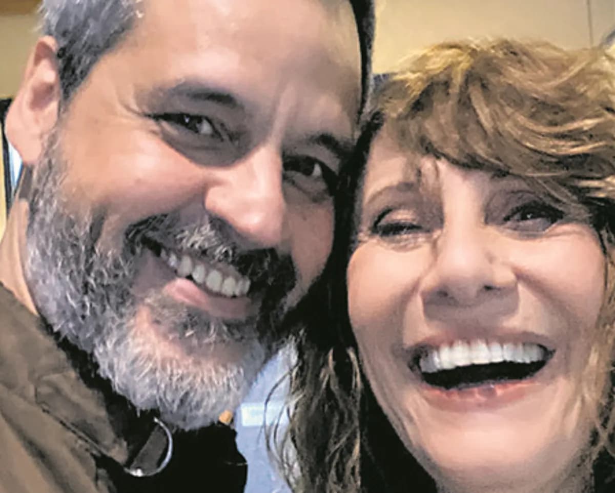 Bruno Garcia e Renata Sorrah posam nos bastidores de Vai na Fé