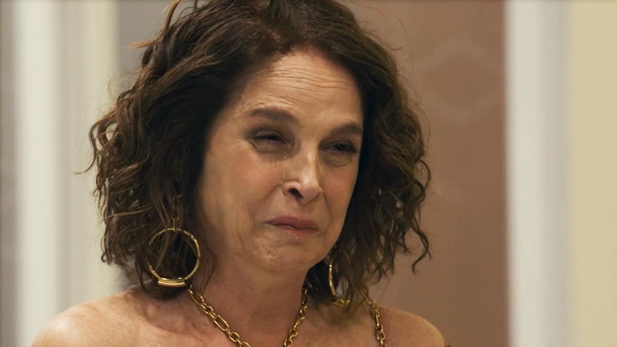 Núbia chorando em cena da novela Travessia