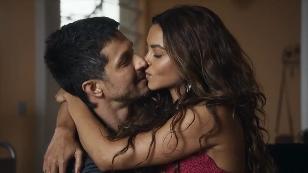 Oto e Brisa se beijando em cena de Travessia, novela das 21h da TV Globo