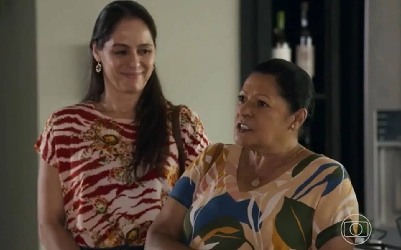 Pilar olhando para Creusa e sorrindo em cena da novela Travessia