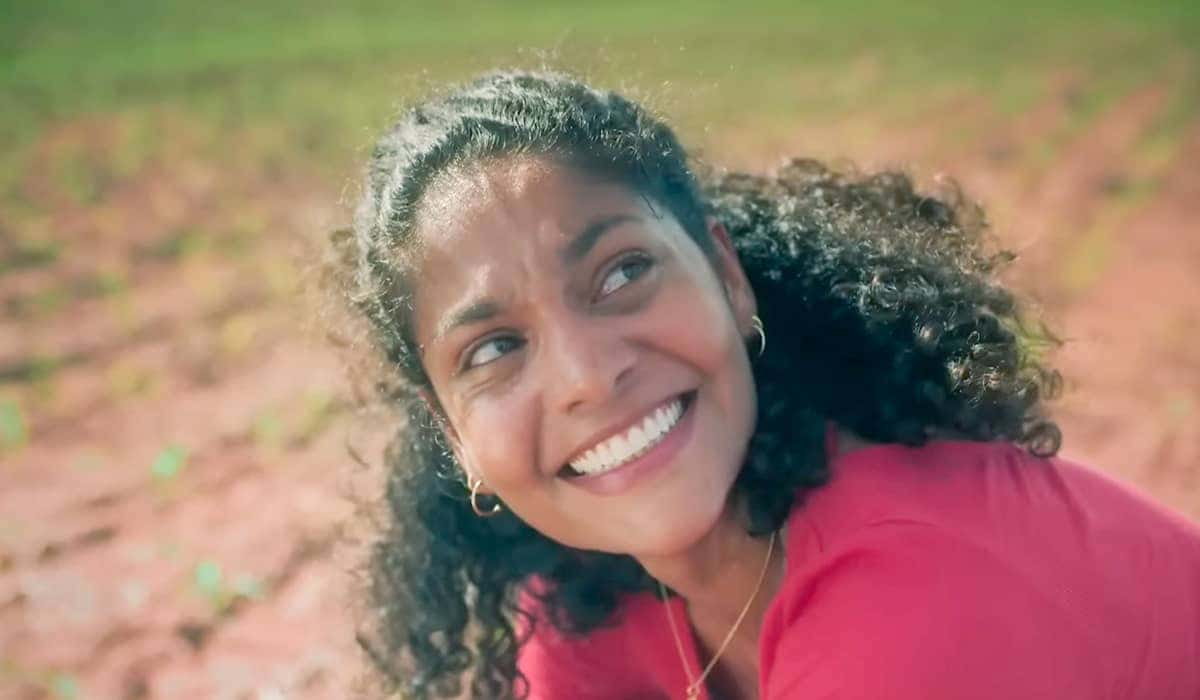 Aline, personagem de Bárbara Reis, feliz iniciando a sua plantação de milho, em cena da novela Terra e Paixão.