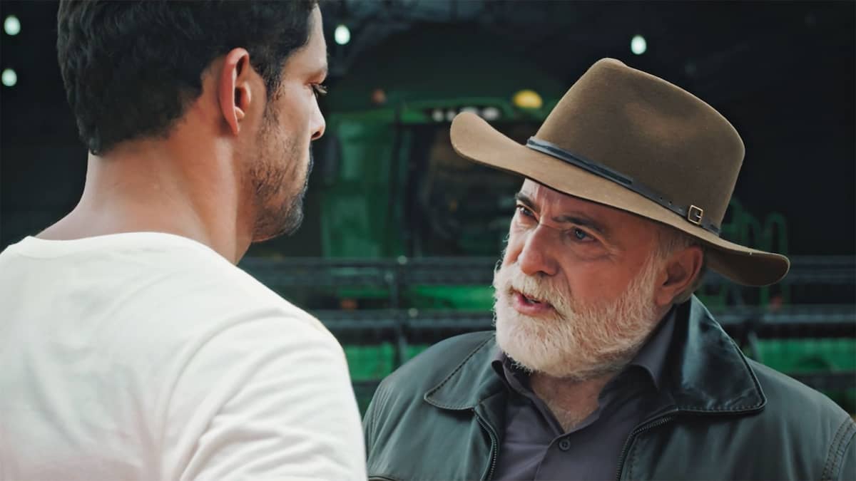 Antônio La Selva, à direita, encarando Caio, em cena da novela Terra e Paixão