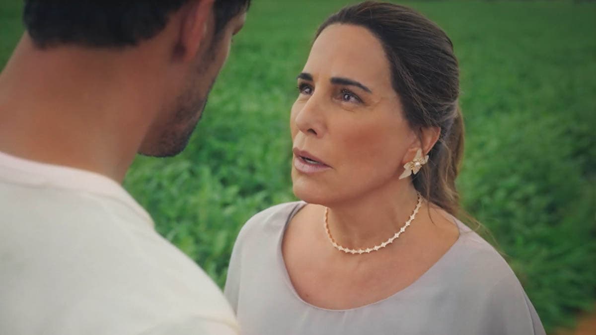 Irene encarando Caio em cena da novela Terra e Paixão