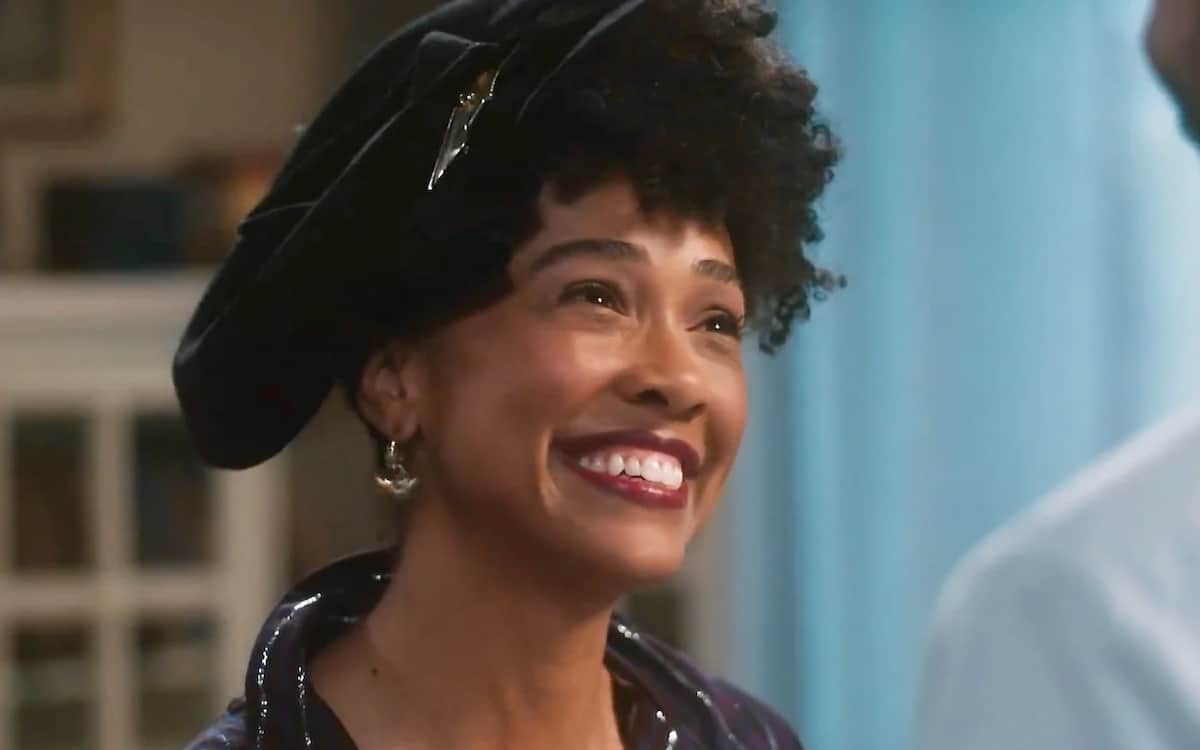 Lucília, personagem de Kênia Bárbara, sorrindo em cena da novela Amor Perfeito.