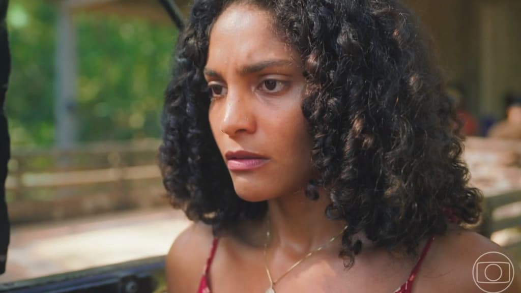 Aline, personagem de Barbara Borges, com olhar de preocupação em cena da novela Terra e Paixão