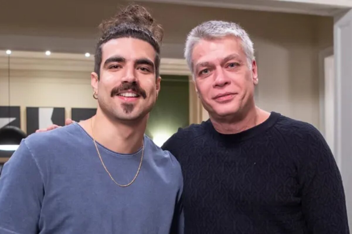 Pablo, Caio Castro, e Humberto, Fábio Assunção, posam juntos em foto