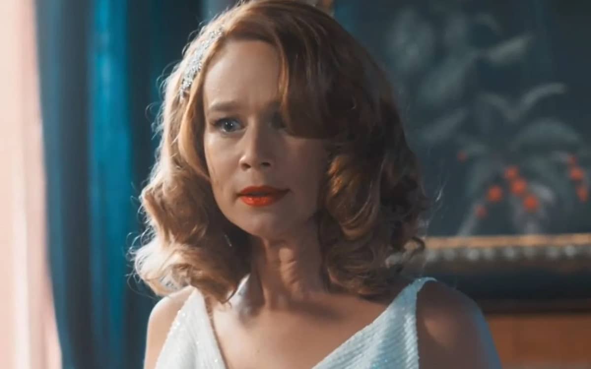 Gilda, personagem de Mariana Ximenes, em um momento de raiva e surpresa na novela Amor Perfeito.