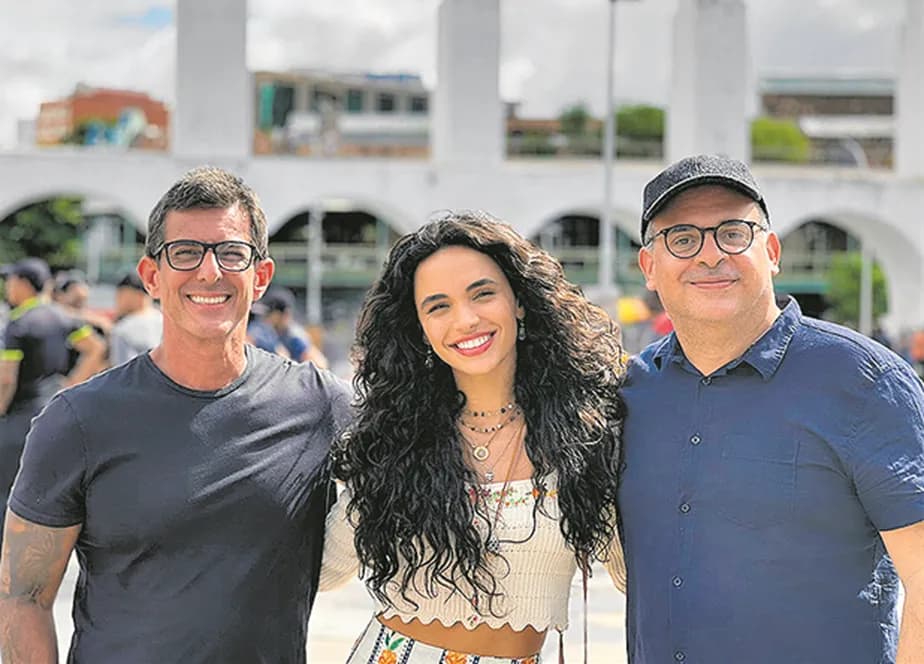 Giovana Cordeiro ao lado dos diretores Fabrício Mamberti e Adriano Melo