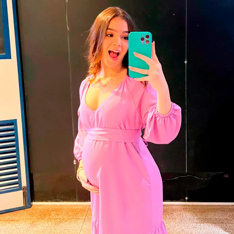 Mel Maia posa com barriga de grávida nos bastidores de Vai na Fé