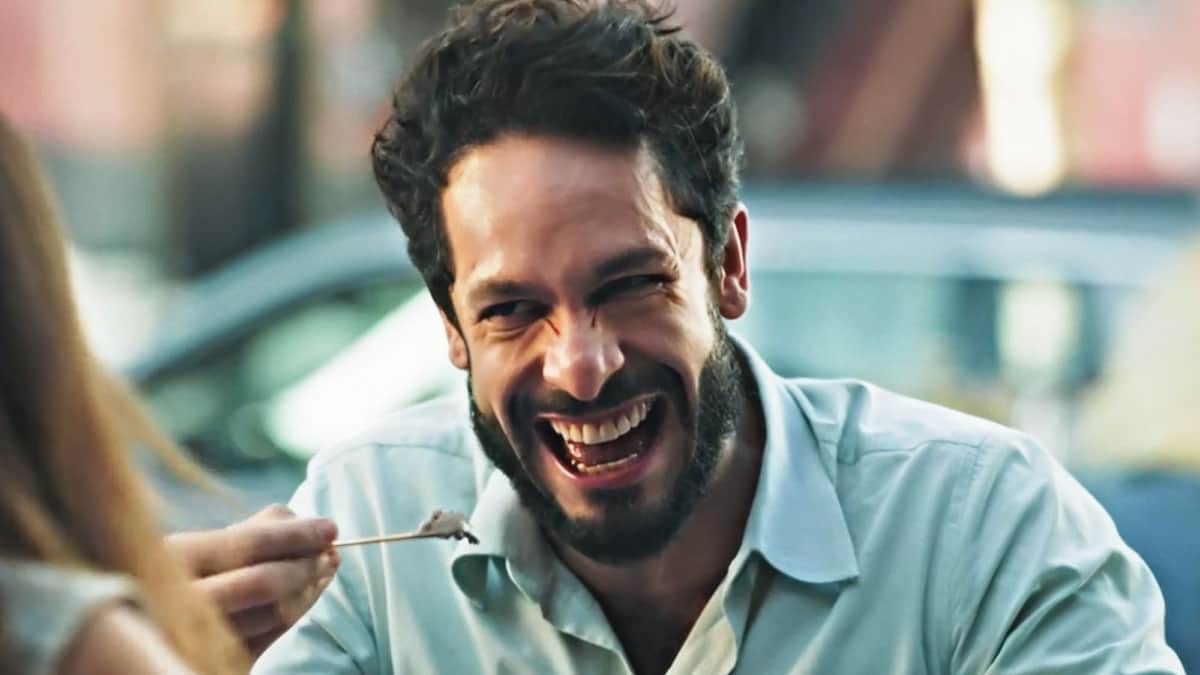 Luigi, vestindo a farda da cooperativa, com um sorriso ousado em cena da novela Terra e Paixão.