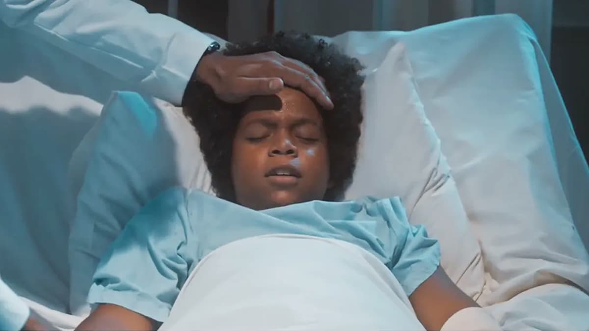 Marcelino, personagem de Levi Asaf, em uma cama de hospital, passando mal, em cena da novela Amor Perfeito.