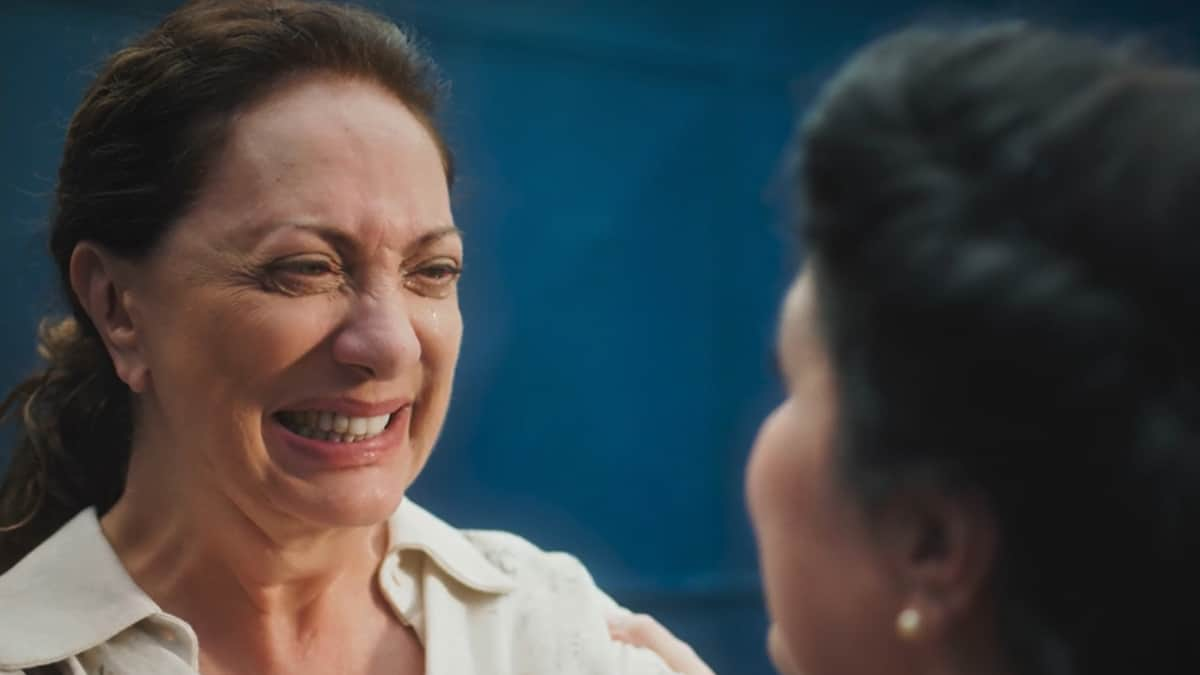 Agatha sorrindo ao reencontrar Angelina em cena da novela Terra e Paixão.