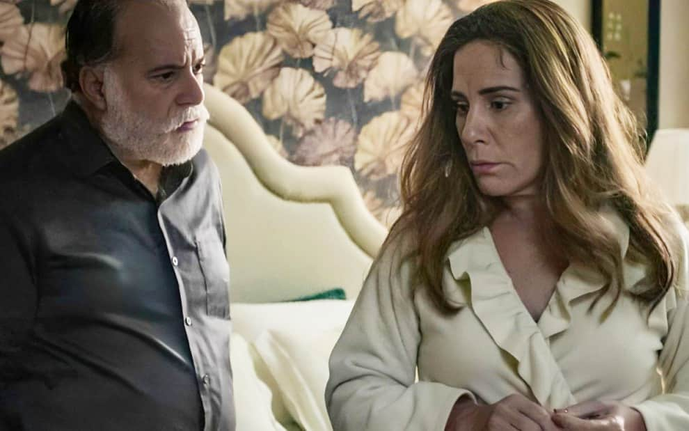 Cena da novela Terra e Paixão em que Antônio e Irene aparecem no quarto, vestidos com roupa de dormir.