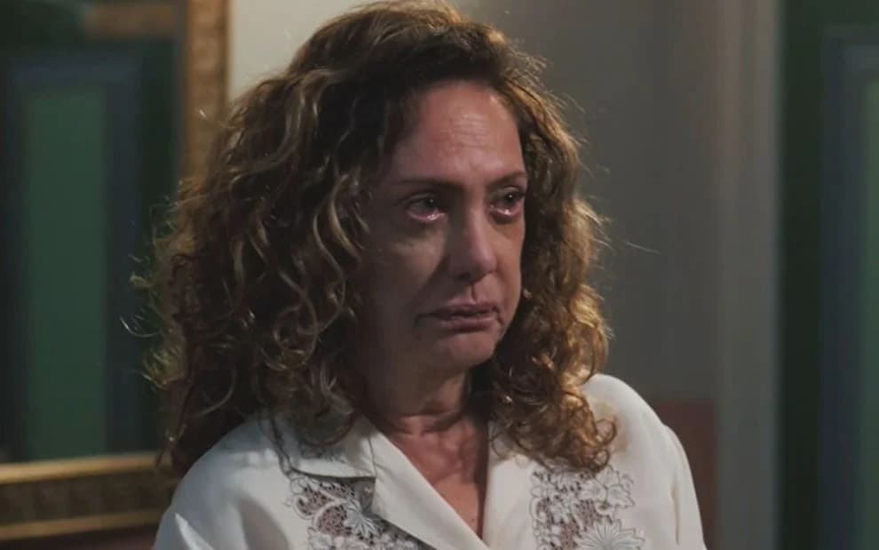 Agatha, personagem de Eliane Giardini, com cara de choro em cena da novela Terra e Paixão.