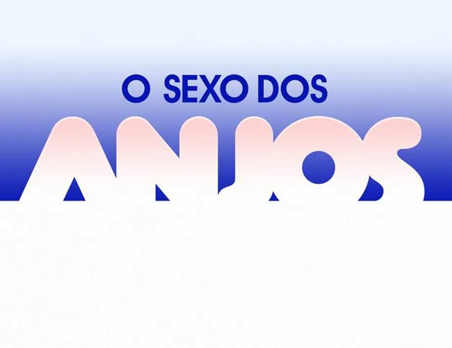 Logo oficial da novela O Sexo dos Anjos (1989). A imagem está dividida em duas partes horizontais. A parte de cima aparece um gradiente que se inicia na cor branca e segue até o meio da imagem na cor azul. Na outra metade predomina a cor branca. O trecho "o sexo dos" aparece em azul, a cima da palavra "anjos", que aparece na cor branca.