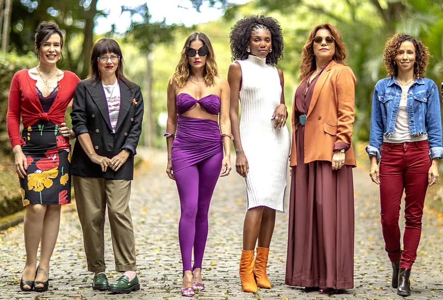 Maria Clara Spinelli, Karine Teles, Deborah Secco, Késia Estácio, Isabel Teixeira e Thalita Carauta caracterizadas, da esquerda para a direita 