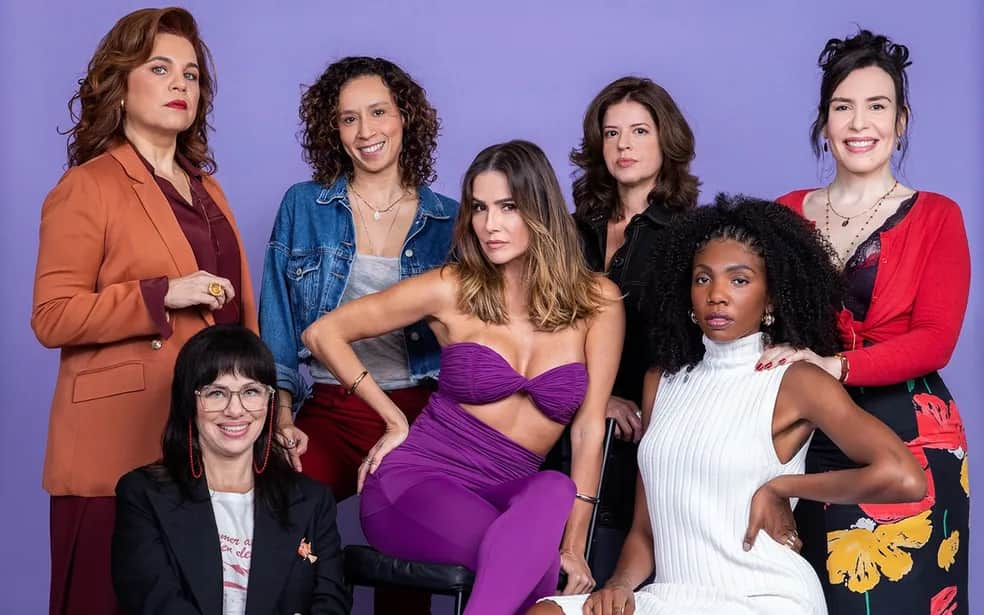 Sobre um fundo lilás aparecem as sete protagonistas da novela "Elas por Elas": Lara (Deborah Secco), Renée (Maria Clara Spinelli), Carol (Karine Teles), Thais (Késia Estácio), Helena (Isabel Teixeira), Adriana (Thalita Carauta) e Natália (Mariana Santos).