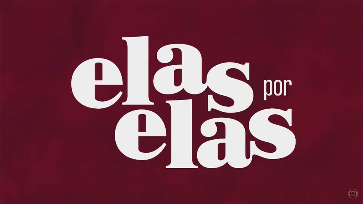 Logo oficial da novela Elas por Elas. O fundo é na cor vinho, com "elas por elas" na cor branca, escrito em letra minúscula e em negrito.