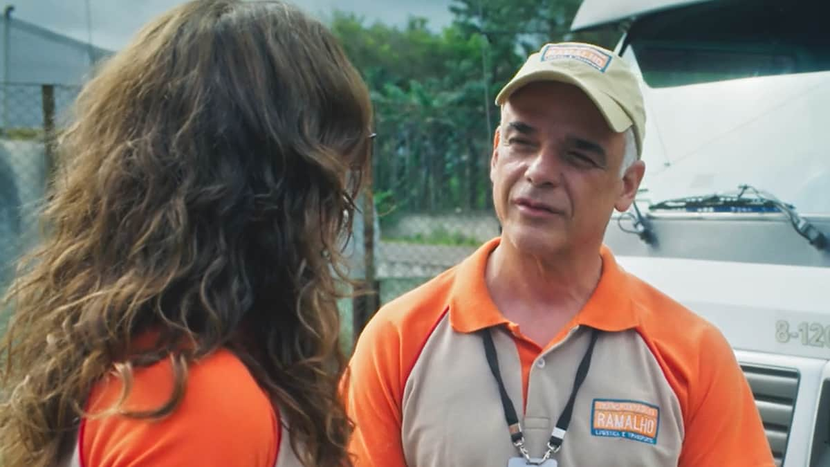 Mara conversando com Andrade em cena da novela Terra e Paixão.