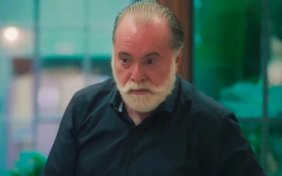 Antônio com cara de bravo em cena da novela Terra e Paixão.