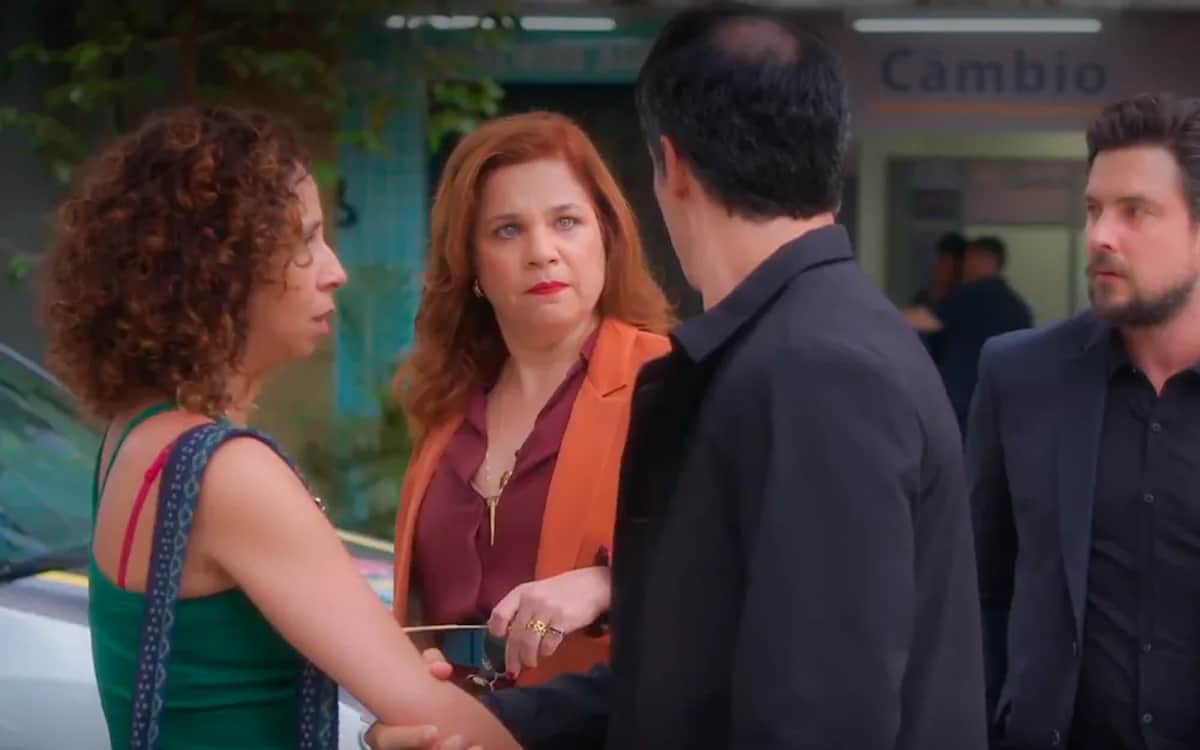 Adriana, Helena e Jonas discutindo no meio da rua em cena da novela Elas por Elas.