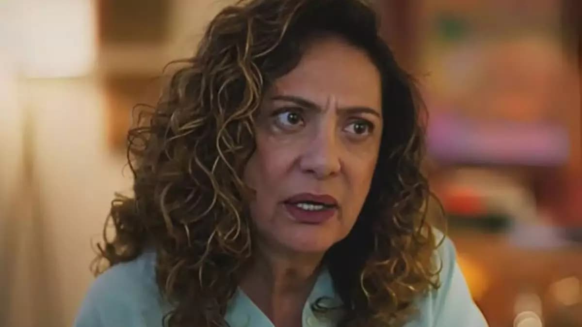 Agatha com semblante sério em cena da novela Terra e Paixão.