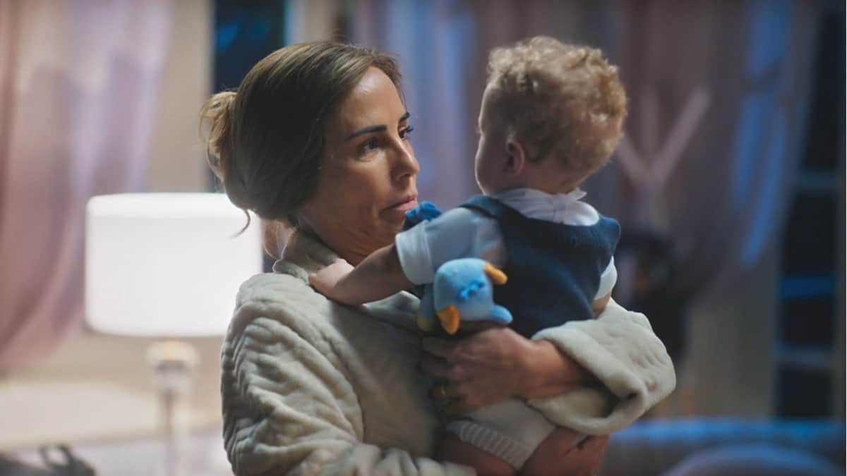 Irene segurando Danielzinho nos braços, em cena da novela Terra e Paixão.