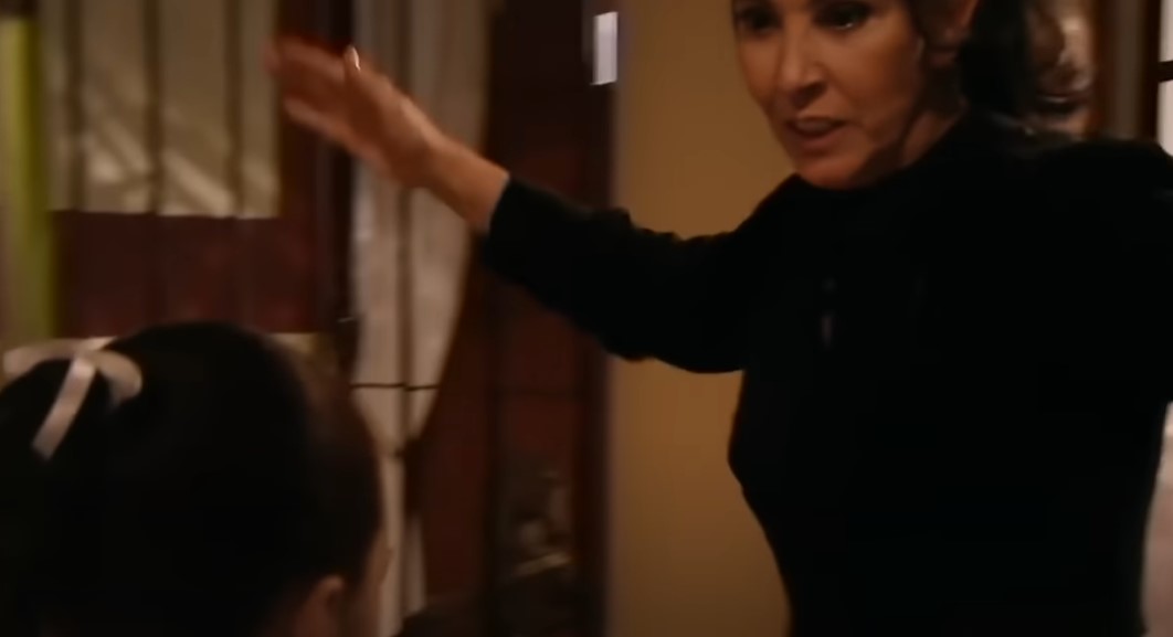 Abismo de Paixão: Elisa e Damião fogem juntos, Almerinda descobre e dá surra na menina