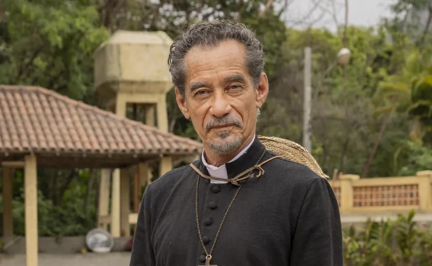 Chico Diaz caracterizado como Padre Santo nas gravações de Renascer