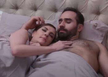 Minha Fortuna é te Amar: Constanza se envolve com estranho, é vítima de roubo e sofre ameaça com vídeo íntimo