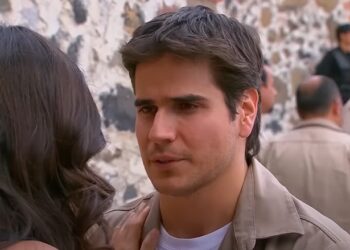 A Gata: Esmeralda visita Paulo na cadeia para dar notícia importante