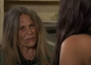 A Gata: Esmeralda descobre que Dona Rita testemunhou contra Paulo e decide confrontá-la