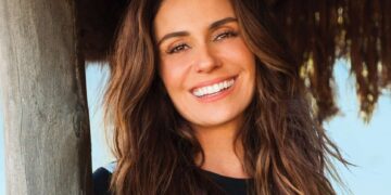 Giovanna Antonelli sorrindo para a foto