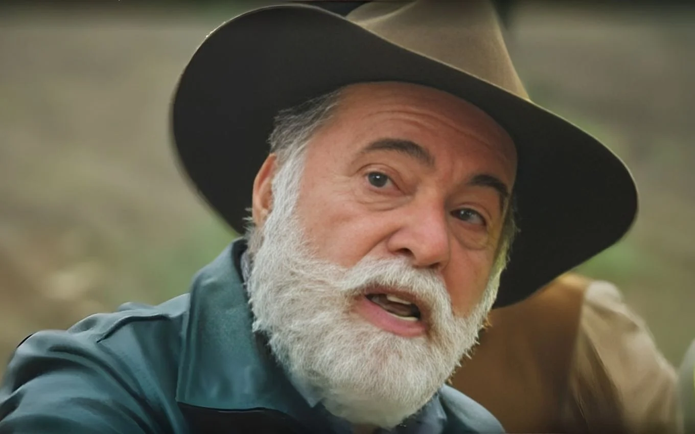 Antônio usando um chapéu de fazendeiro em cena da novela Terra e Paixão.