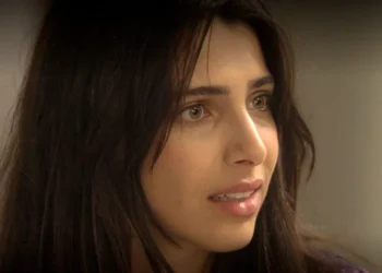 Ísis, personagem de Rayssa Bratillieri, com cara de chocada em cena de Elas Por Elas, novela das 18h da TV Globo.