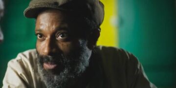 Gentil, olhando para a esquerda, em cena da novela Terra e Paixão.